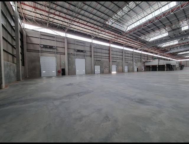19,099M² WAREHOUSE TO LET IN LONGLAKE